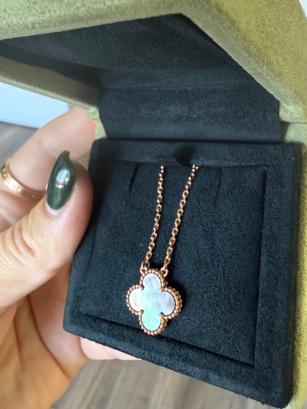 Vintage Alhambra pendant, 18K rose gold, gray mother-of-pearl.